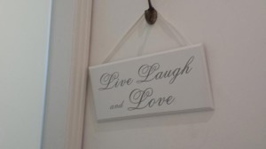 Schild in der Toilette des Restarants Dona Maria in Sintra "Live Laugh and Love" (Leben Lachen und Liebe)