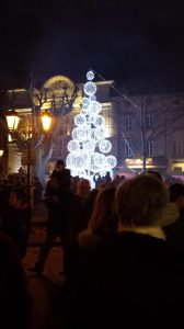 Lichterfest in Apt - Symbolisierter Tannenbaum vor dem Rathaus in Apt
